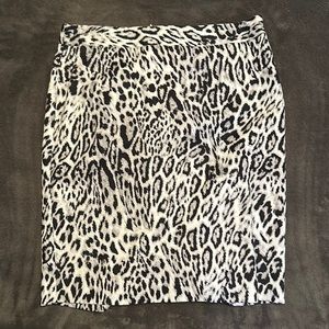 Worthington Snow Leopard Pencil Skirt. Size 8. Fully lined.